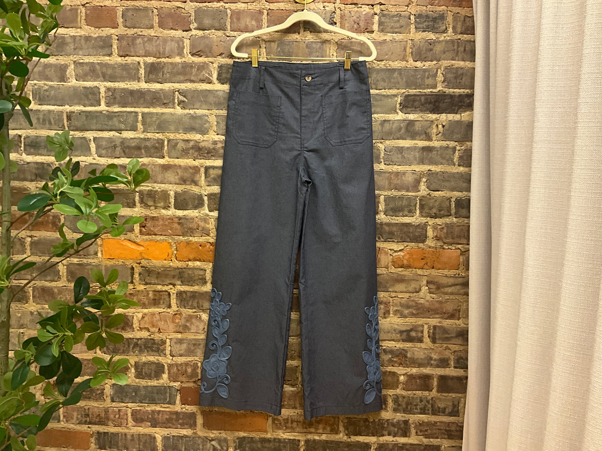 Ankle Cropped Pants With Applique Design